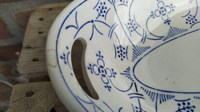 blauw saks aardewerk maestricht societe ceramique broodschaal
