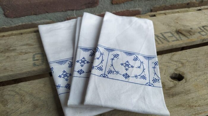 Setje van 3 servetten met gehaakt randje blauw saks katoen