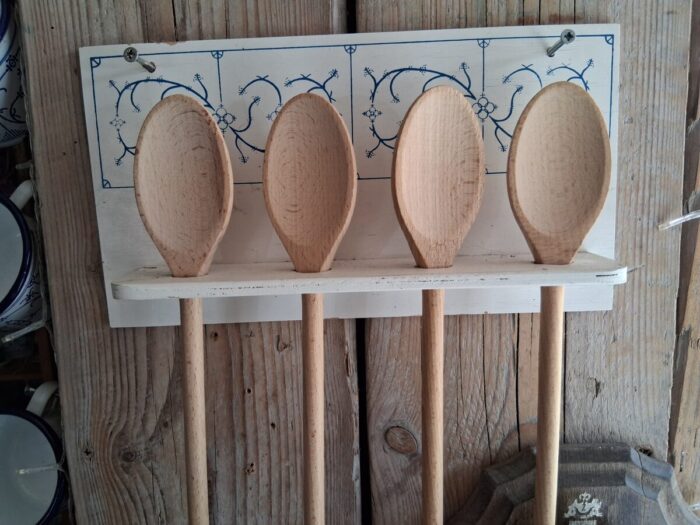 Diy Rekje houten rekje met blauw saks motief en 4 houten lepels - Blau saks